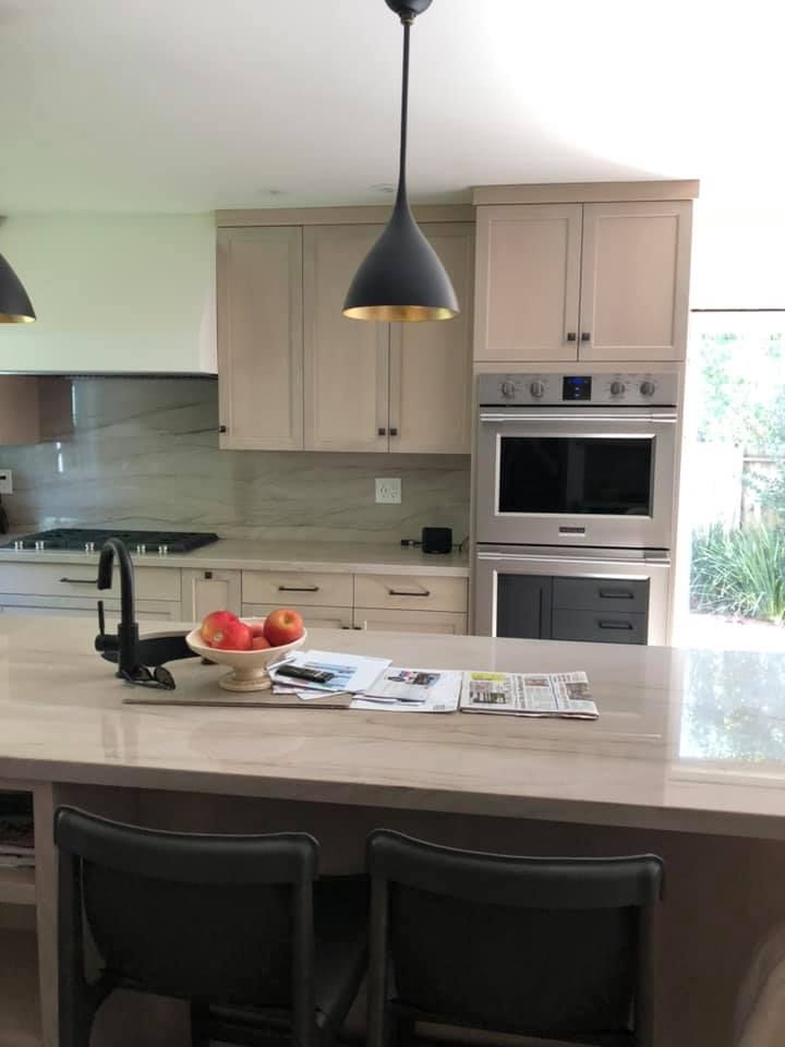 A kitchen with a bowl of apples on the counter