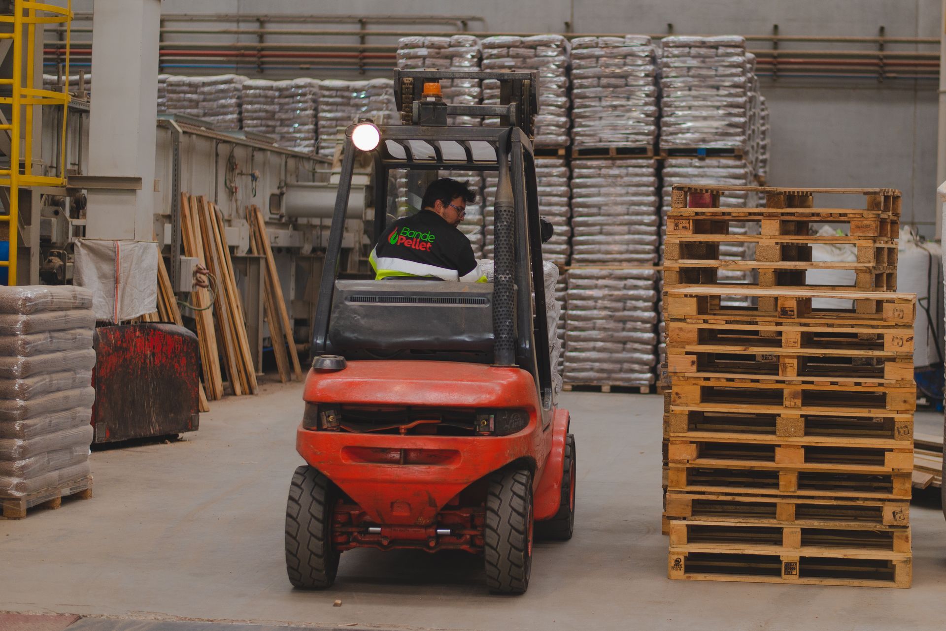Trabajador de BandePellet usando un montacargas en la fabrica