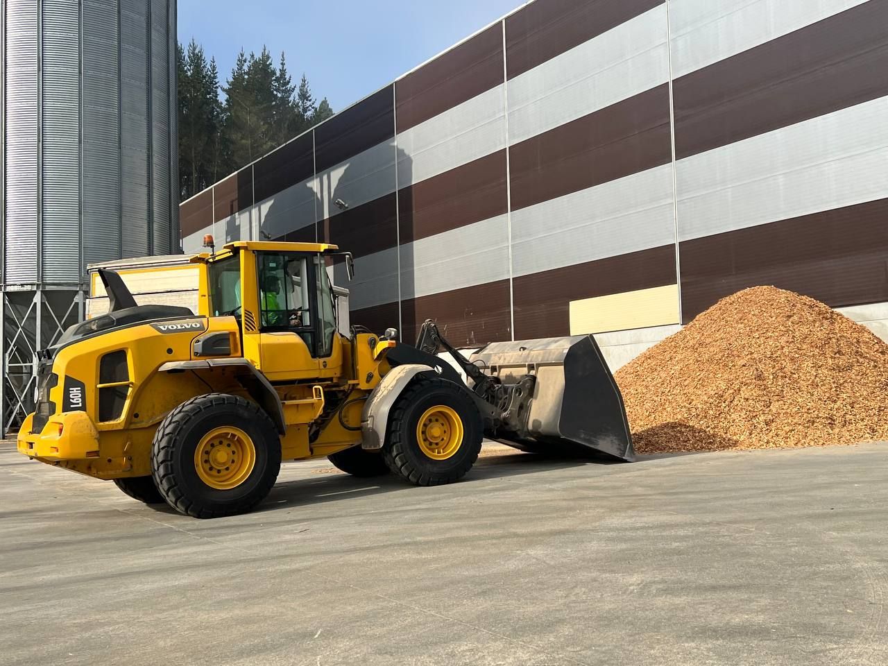 Tractor en la fabrica de pellets