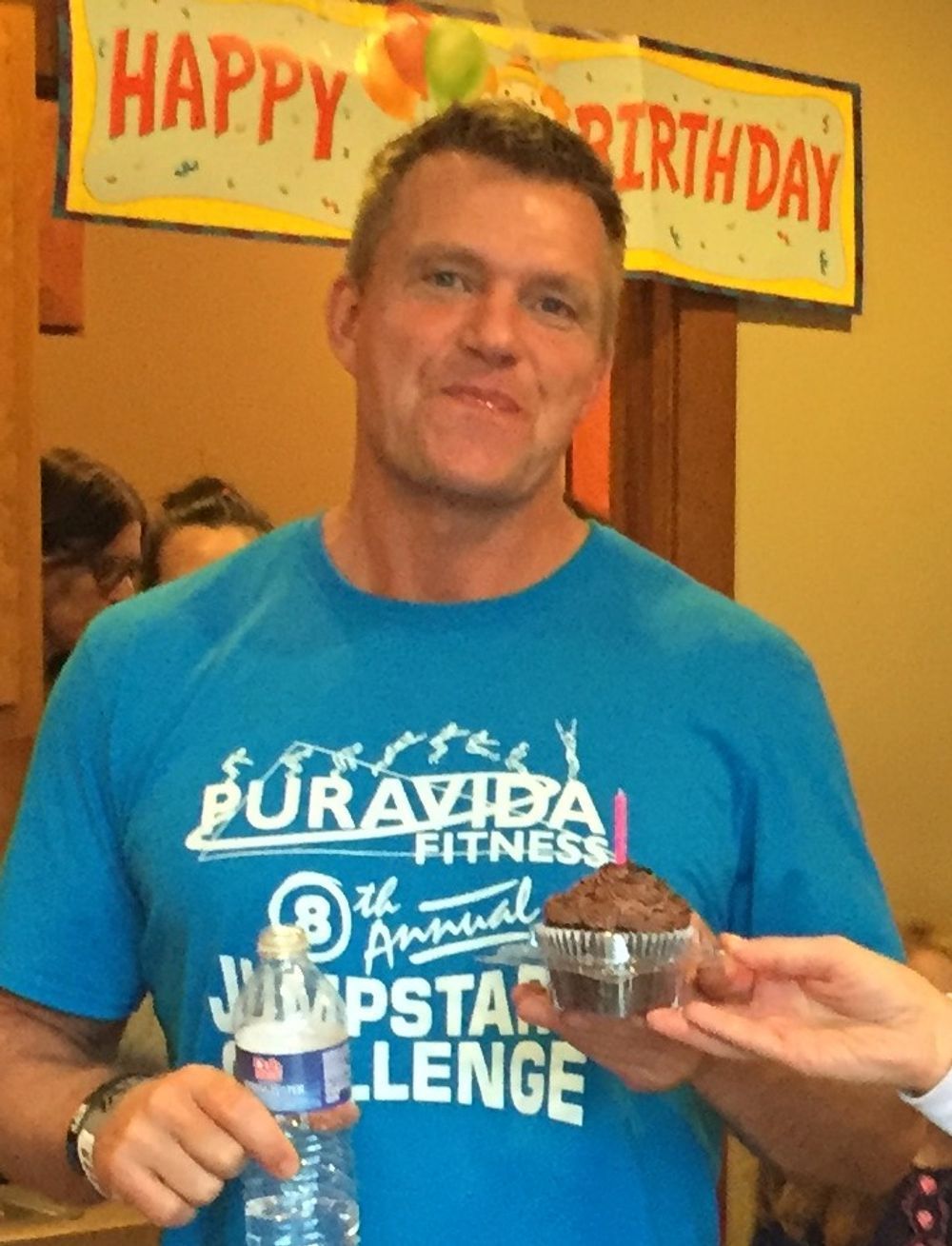 A man wearing a blue shirt that says puravida fitness