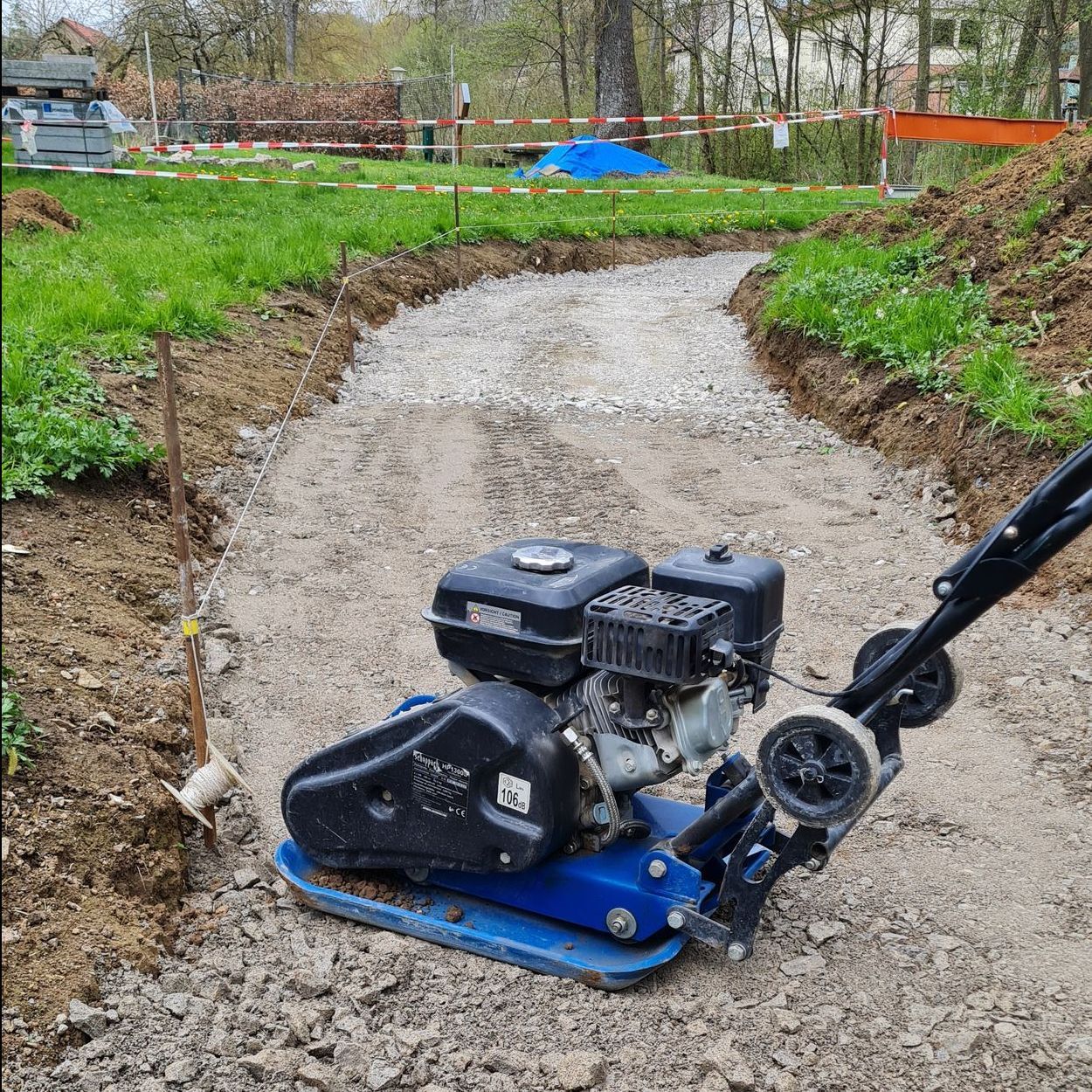 Rüttelplatte, die Schotter, Kies KFT KGW verdichtet