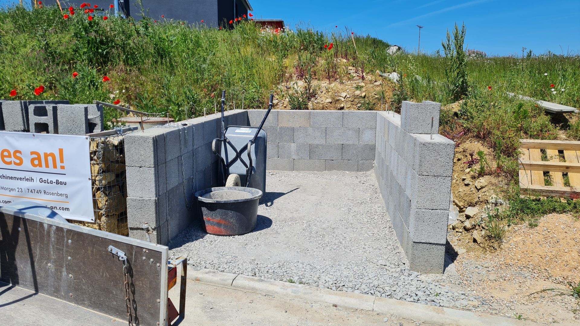Betonschalungsteine als Mauer