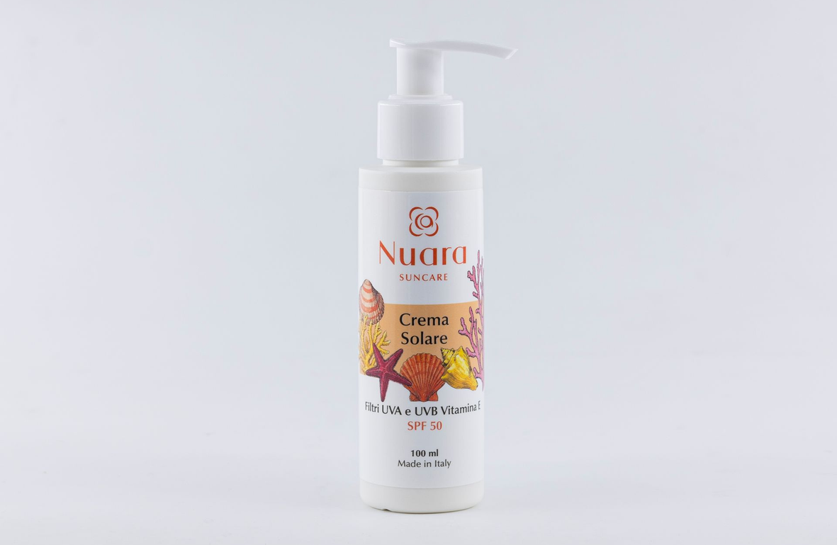 Confezione della crema solare Nuara Suncare SPF 50 con illustrazioni colorate di coralli, stelle marine e conchiglie.