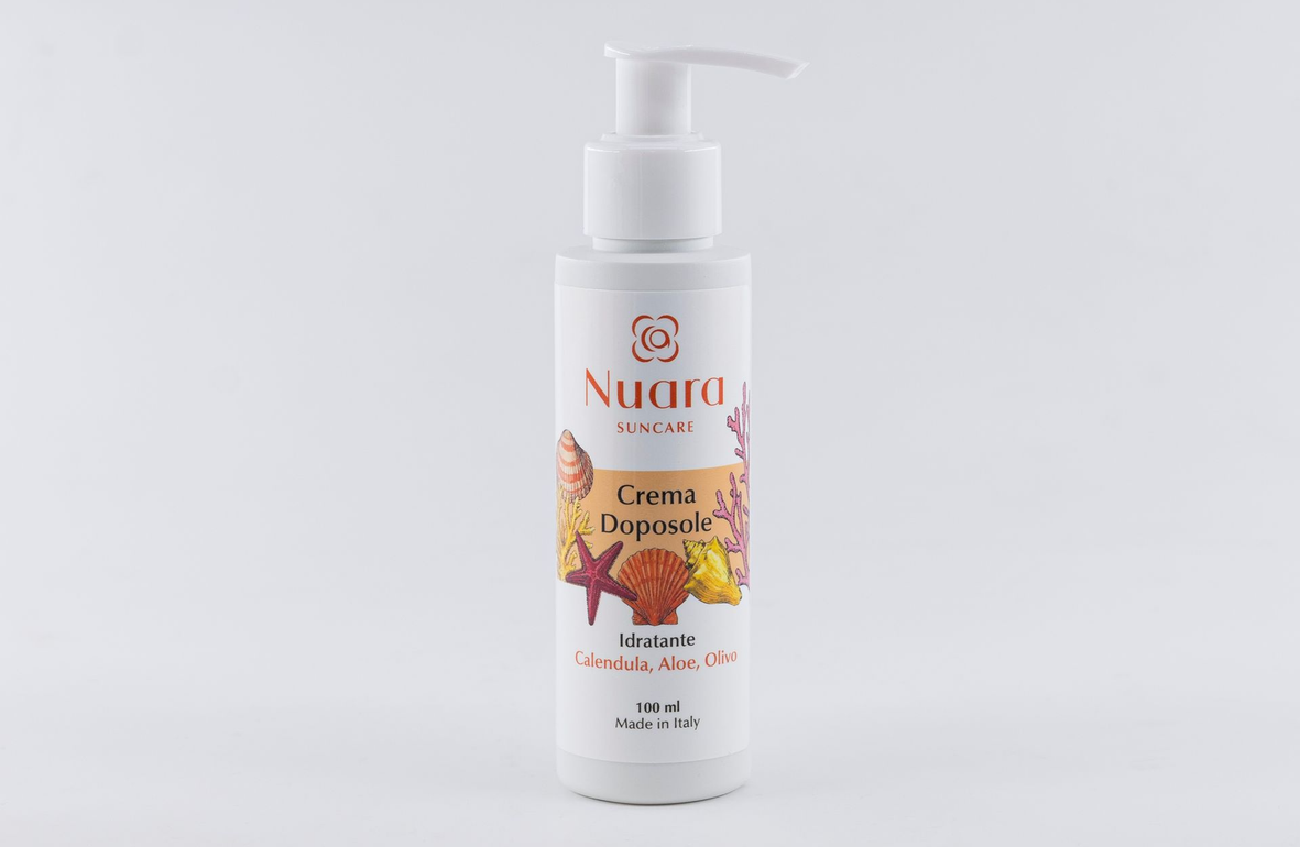 Etichetta del flacone di crema solare Nuara Doposole con conchiglie, coralli e stelle marine su sfondo beige.