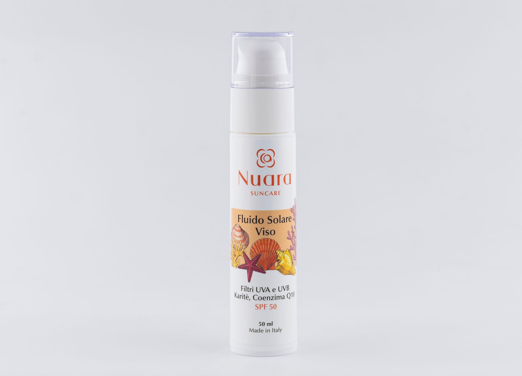 Crema solare viso Nuura Suncare SPF 50 in tubetto con decorazione a tema barriera corallina e stelle marine.