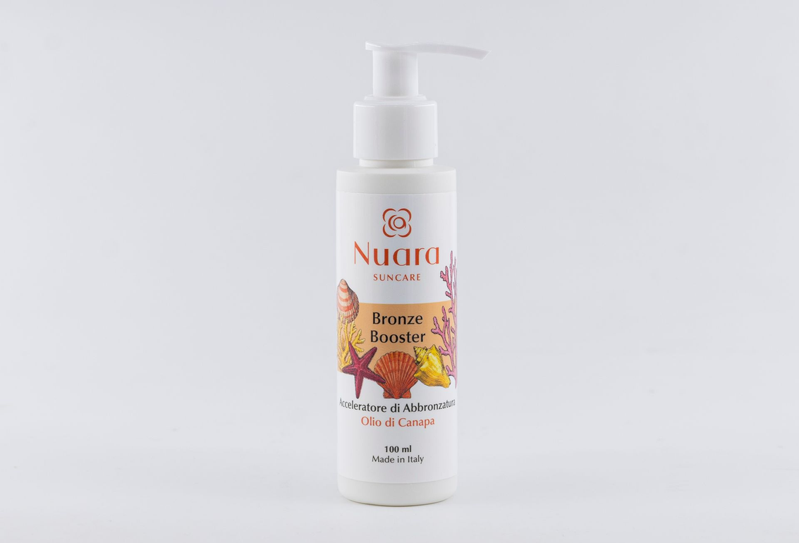 Etichetta del flacone della crema solare Nura Suncare Bronze Booster con conchiglie, stelle marine e coralli in rosa e oro.