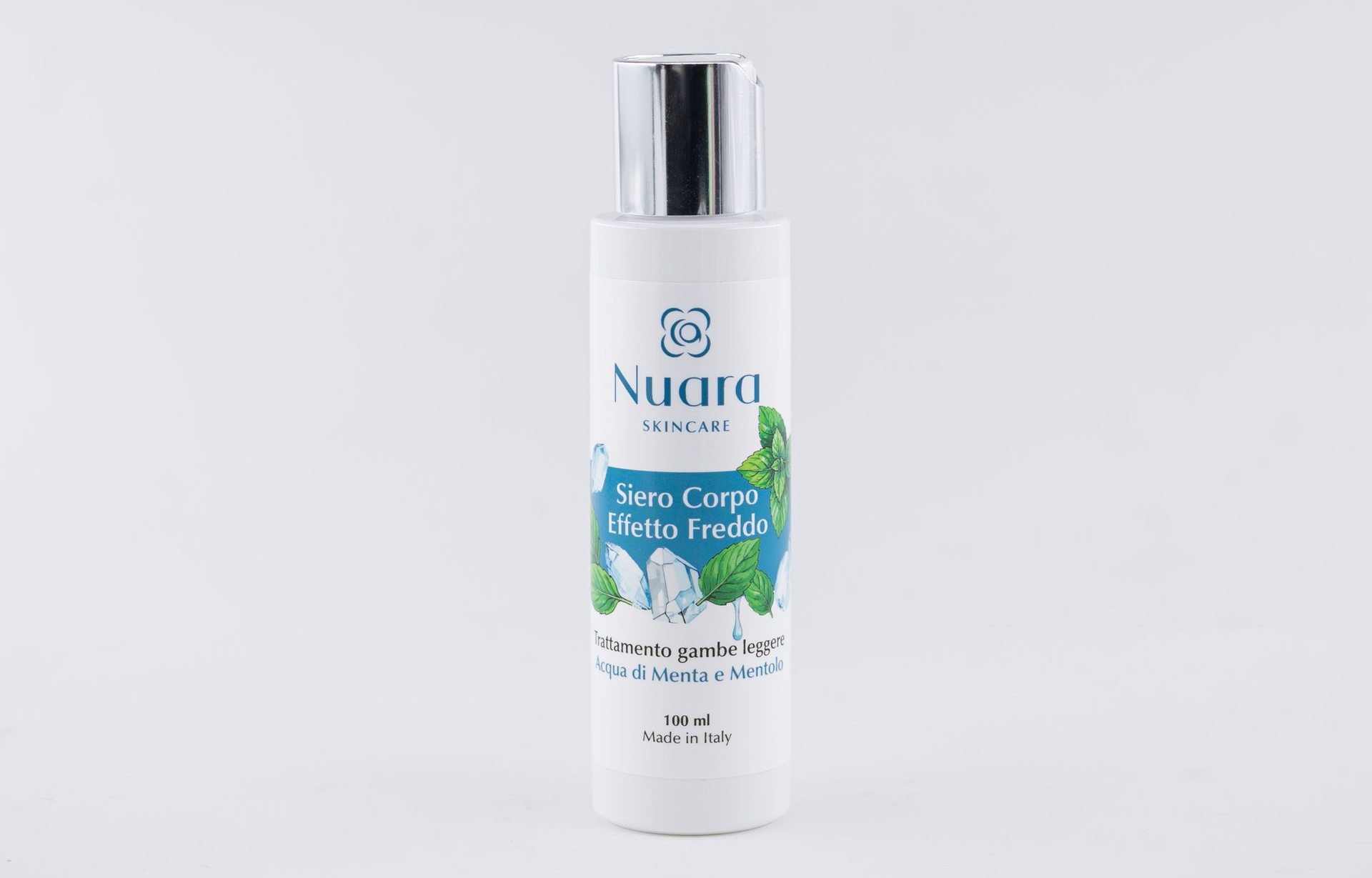 Nuura skincare Siero Corpo Effetto Freddo con foglie di menta e schizzi d'acqua blu ghiaccio su sfondo bianco