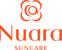 Logo di Nuara Suncare con icona floreale arancione e testo su sfondo bianco.