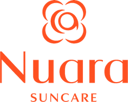 Logo di Nuara Suncare con icona floreale arancione e testo su sfondo bianco.