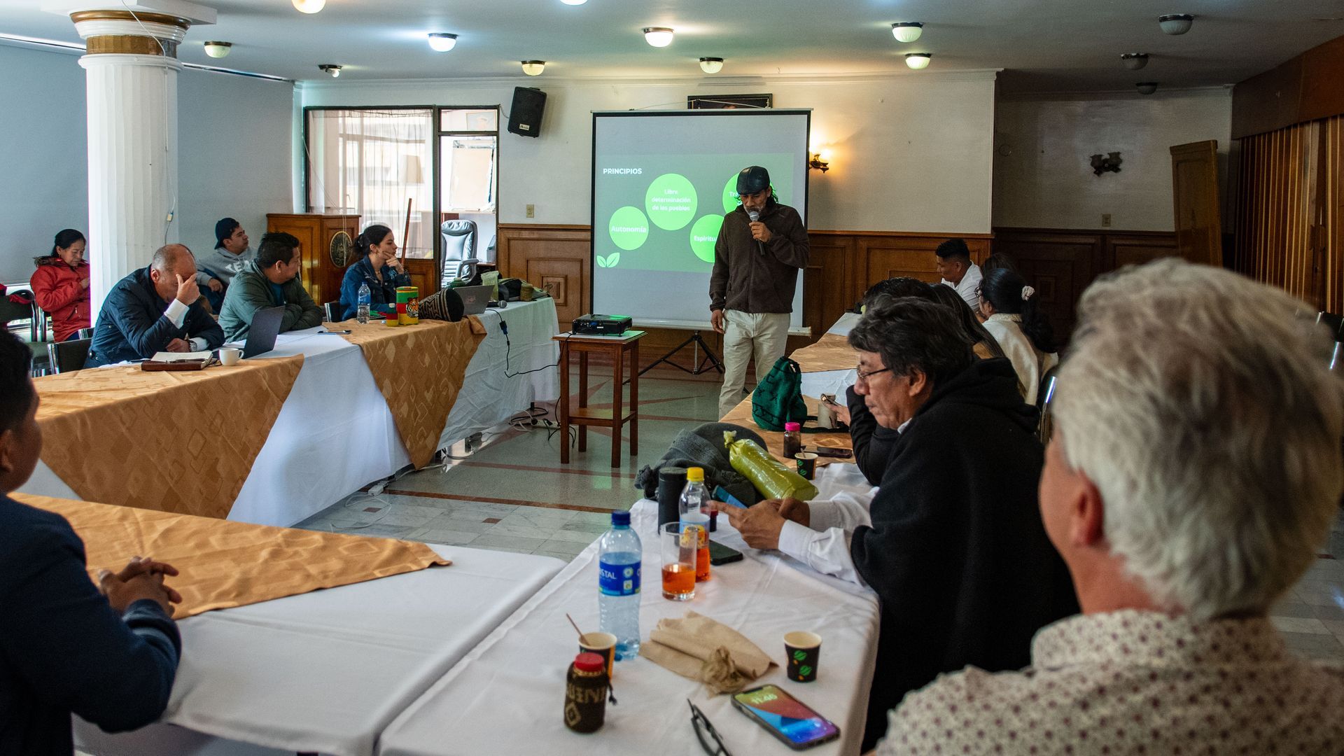 Se ofrece una innovadora aproximación a la formulación e implementación de proyectos REDD+ al poner en el centro a las comunidades locales. A través de un enfoque participativo y empoderador, los proyectos se desarrollan a partir de las decisiones y acuerdos de las comunidades en sus espacios tradicionales y de asamblea.