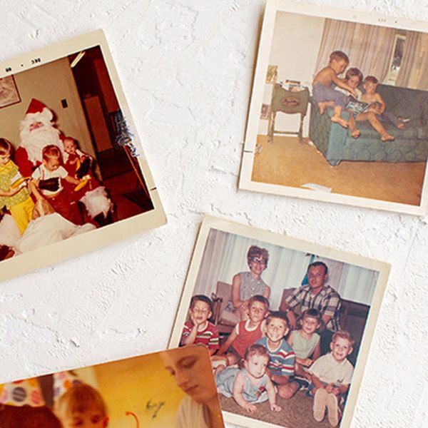 quatre photos d' une famille sont accrochées au mur