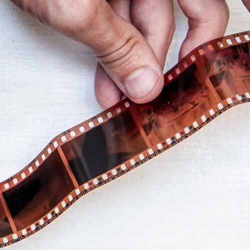 une personne tient un rouleau de film dans ses mains .