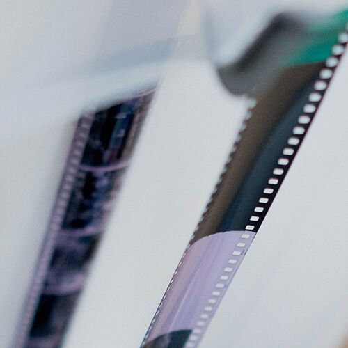 un gros plan d' un rouleau de film sur une table .