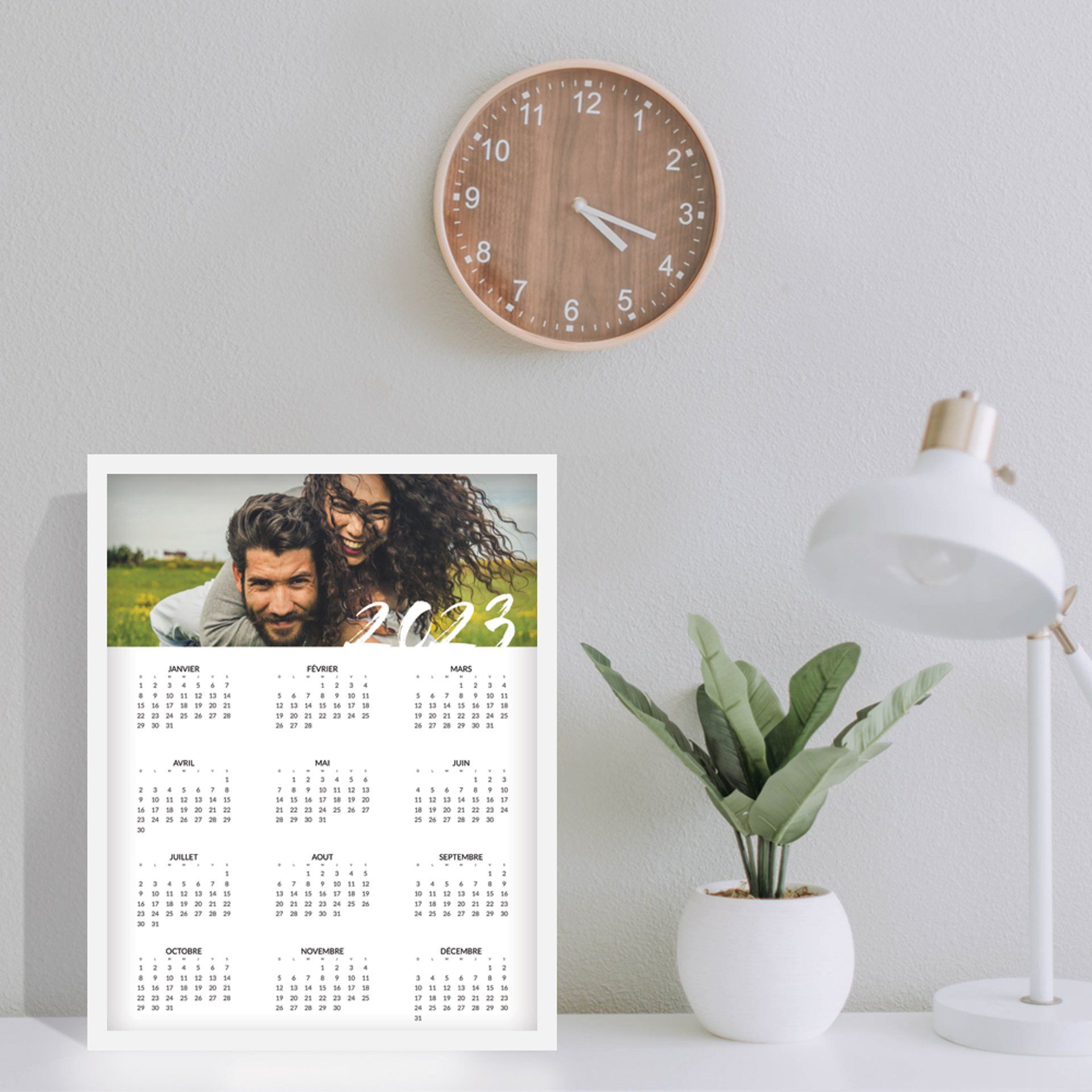 un calendrier avec une photo d' un homme et d' une femme en 2022