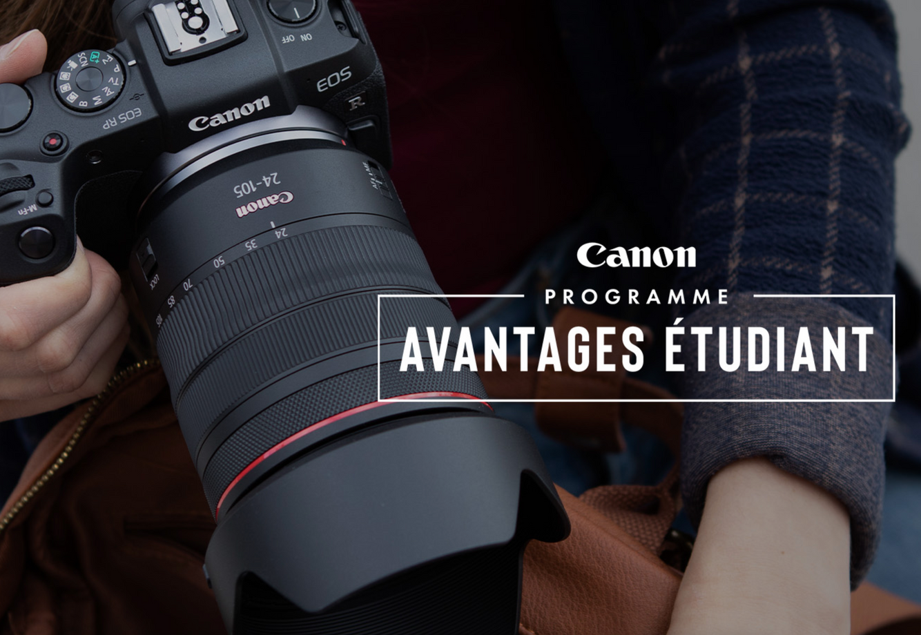 une personne tient un canon eos r avec un objectif 24-105 mm
