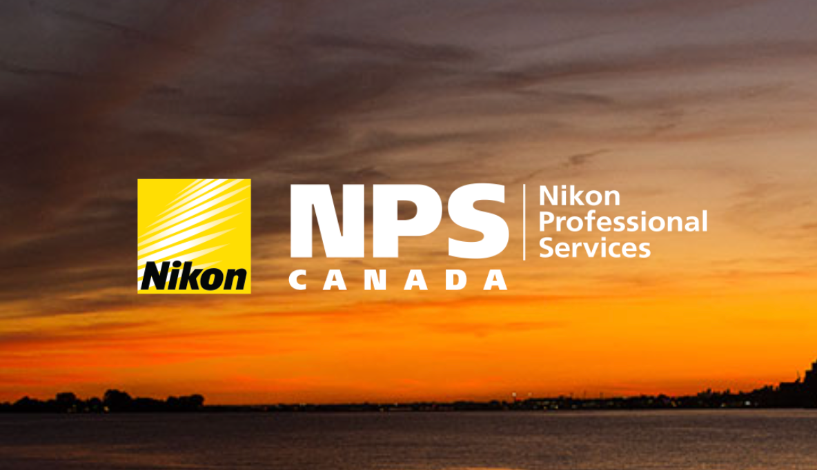 un logo de nikon canada avec un coucher de soleil en arrière-plan