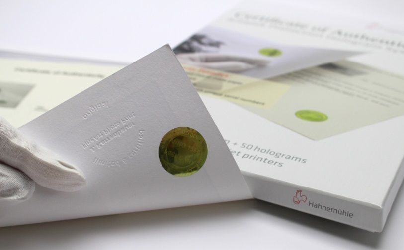 une personne tient une feuille de papier à côté d' une boîte .