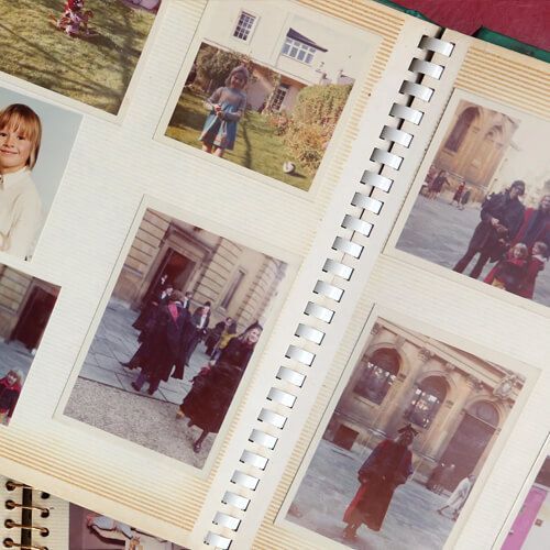 un album rempli de photos de personnes et de bâtiments .