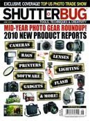 la couverture du magazine shutterbug montre les nouveaux rapports de produits de l' année 2010 .