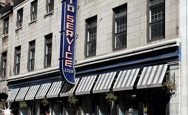a building with a sign that says ' l' etage ' on it