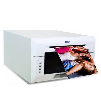une imprimante dnp imprime une photo d' une femme .