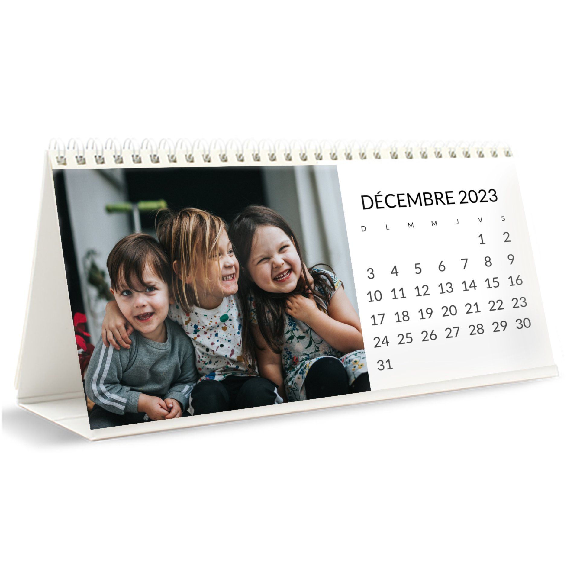 un calendrier avec une photo de trois enfants et le mois de décembre