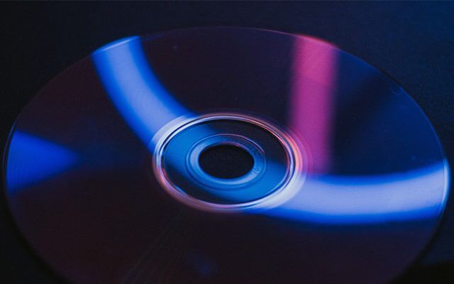 un gros plan d' un cd avec un trou au milieu .