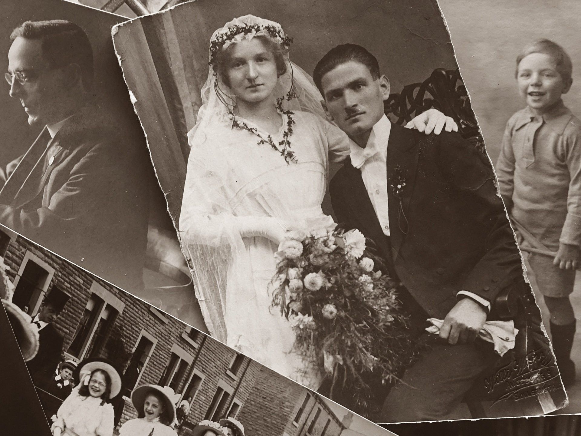 une photo en noir et blanc d' une mariée et d' un marié