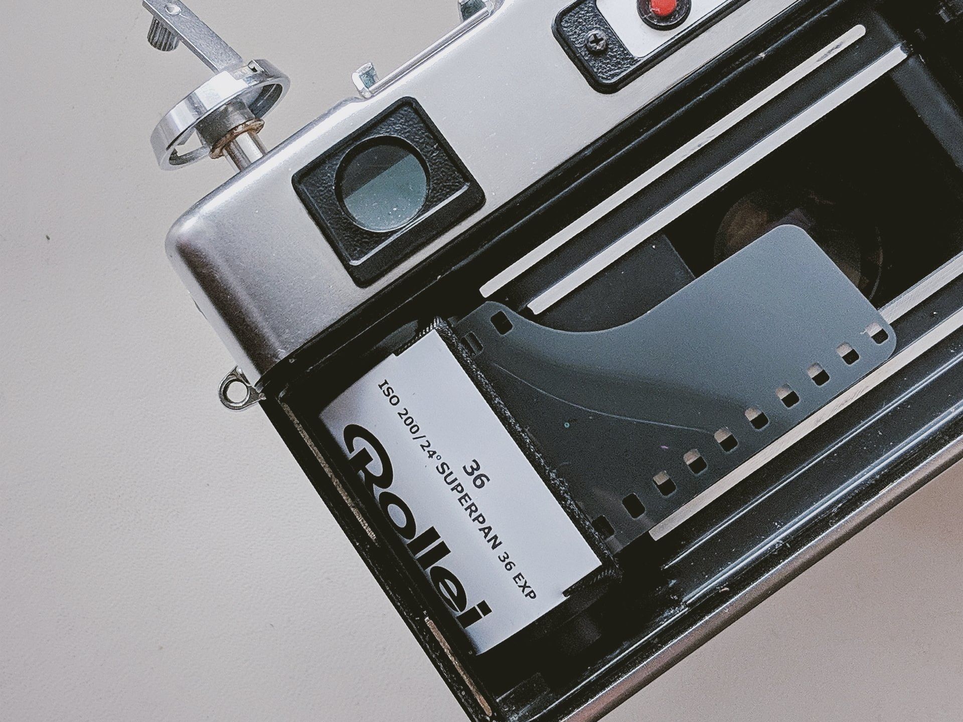 un rouleau de pellicule rollei est assis à l' intérieur d' un appareil photo