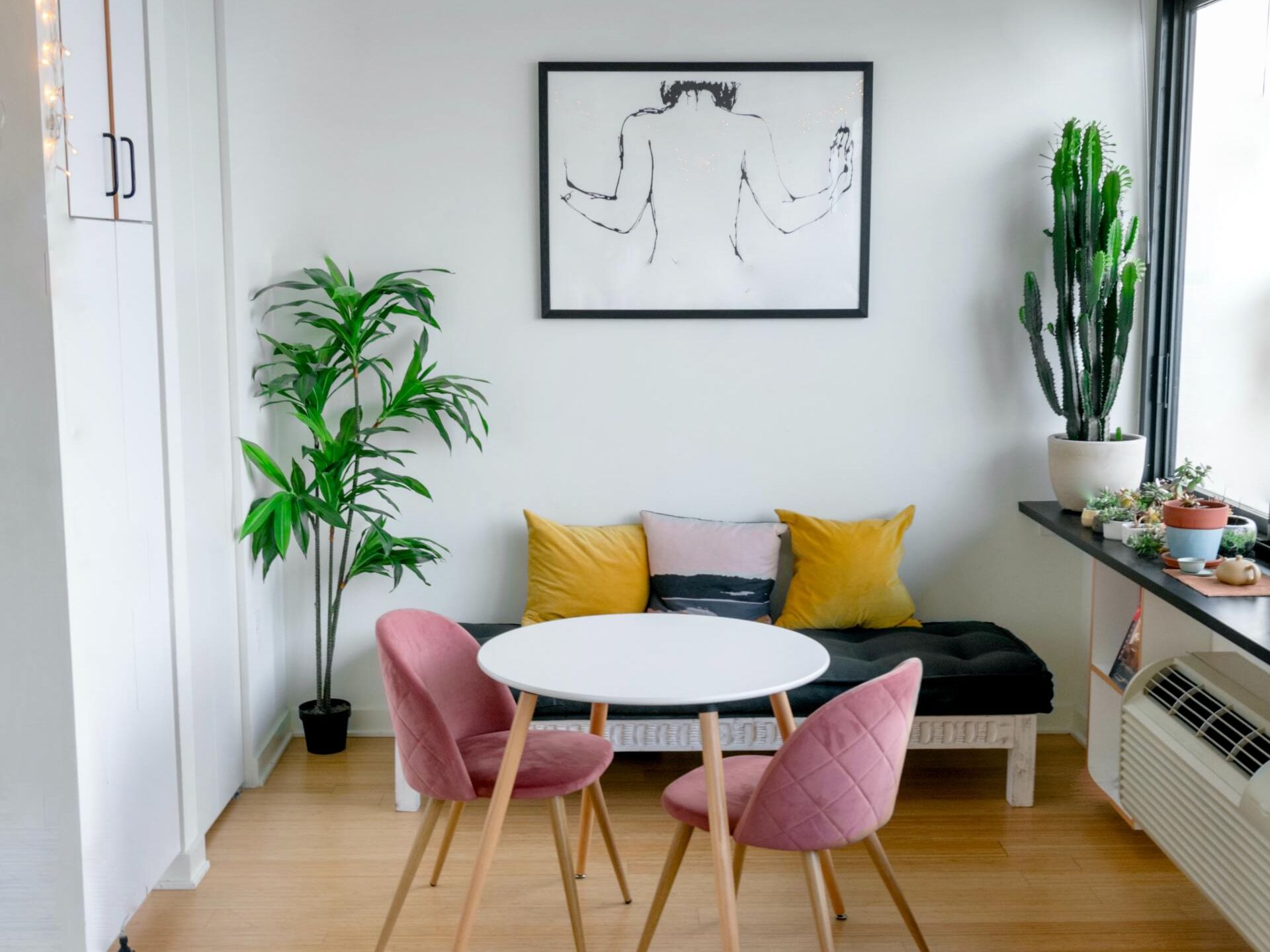 une salle à manger avec une table blanche et des chaises roses