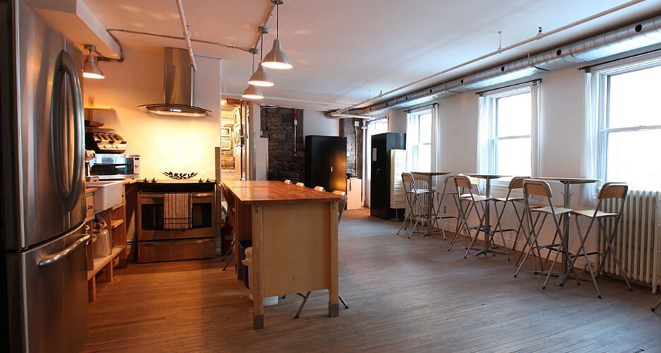 une cuisine avec un grand îlot et des tables et chaises.