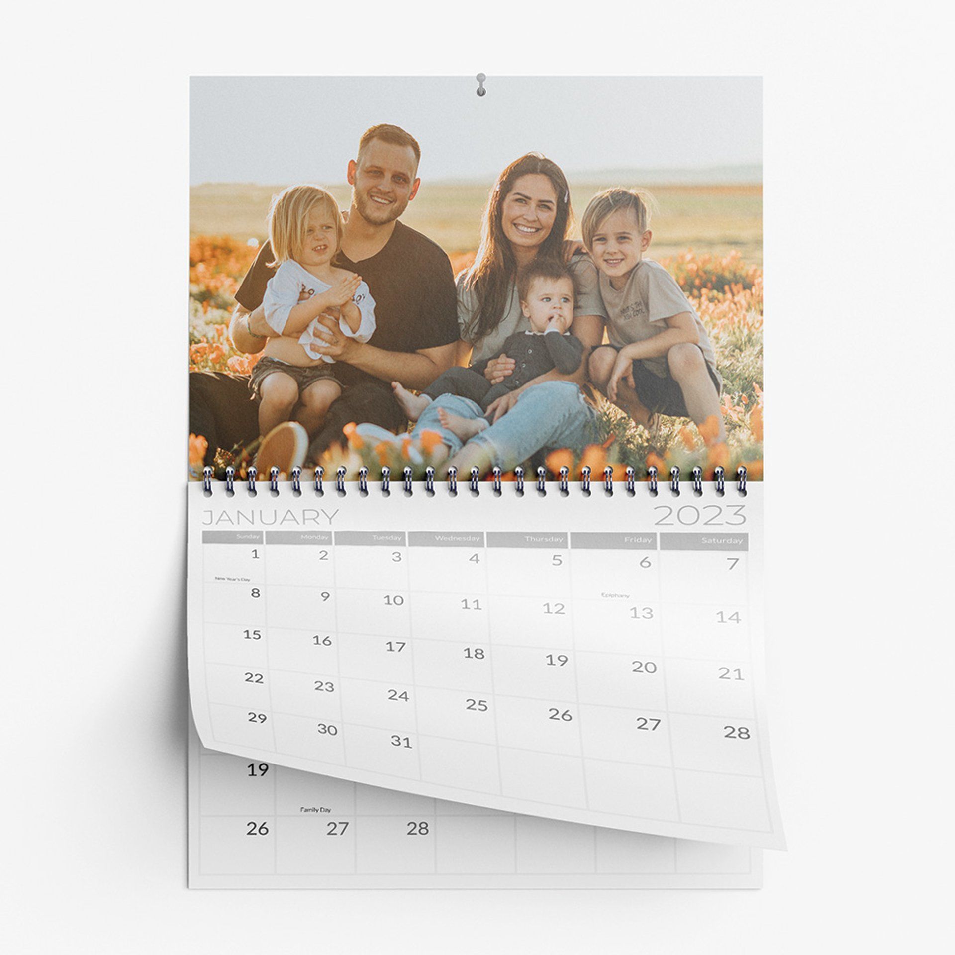 un calendrier avec une photo d' une famille en janvier