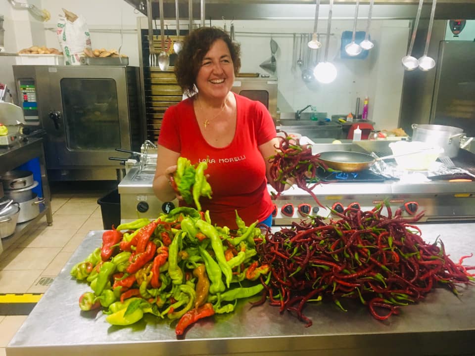 in cucina con gli ortaggi appena raccolti