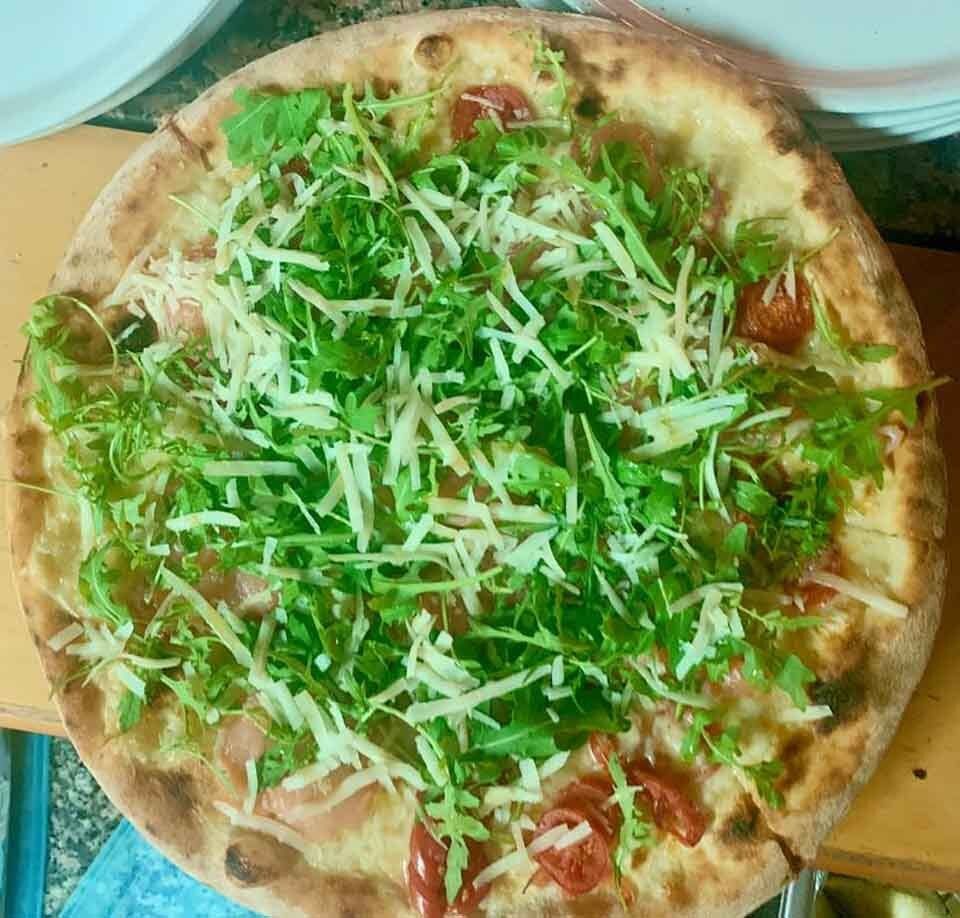 pizza con prosciutto e rucola