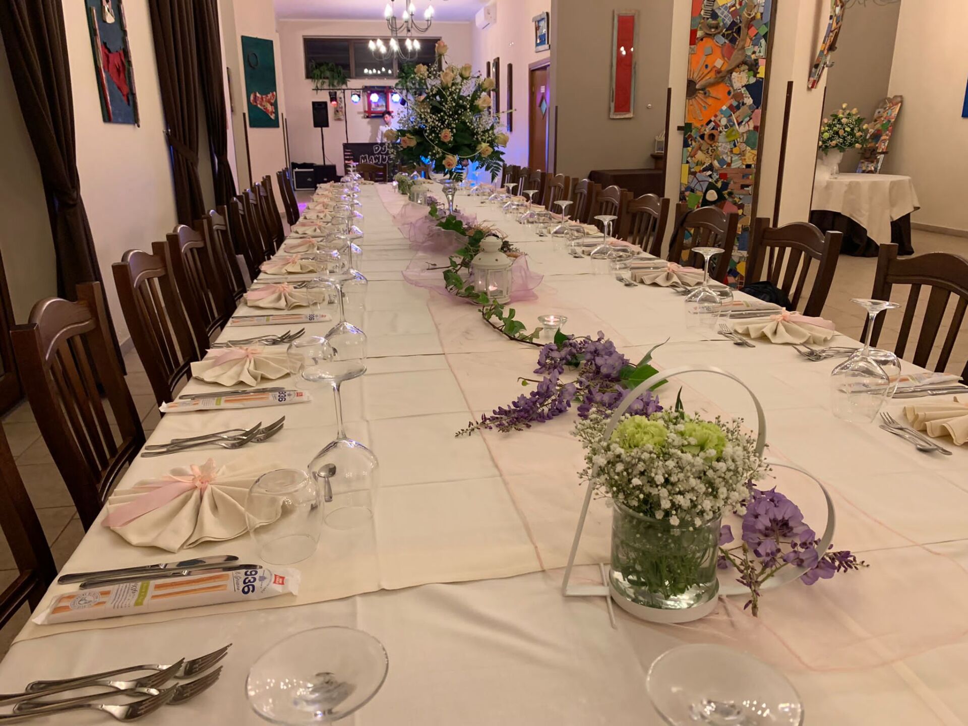 tavola imbandita per banchetto