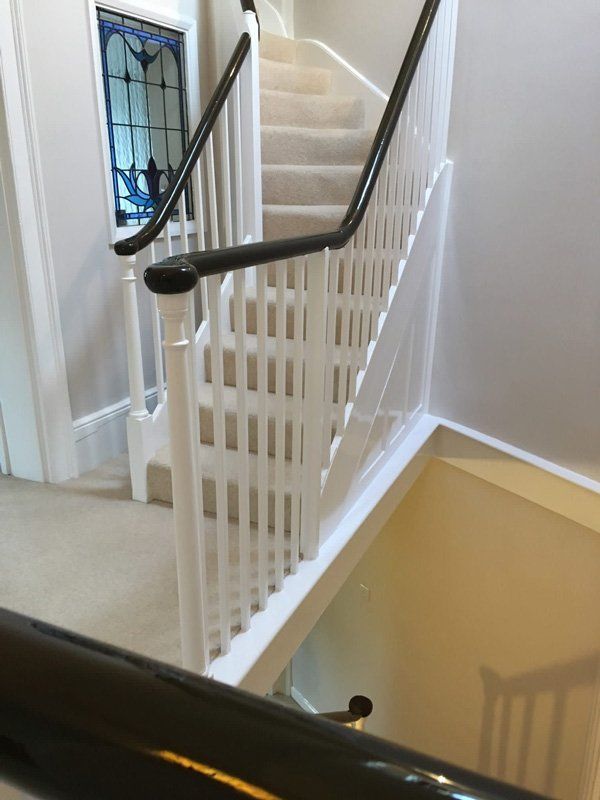 White banisters with black handrail