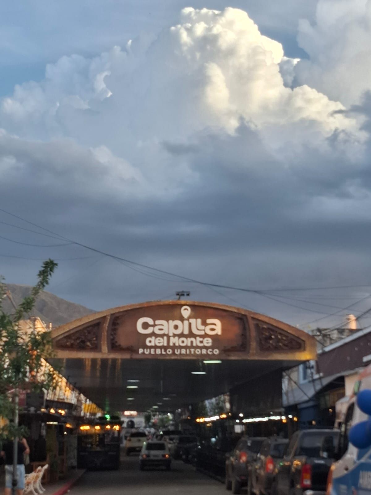 Persona sentada, tocando cuencos de cristal, traje beige, entorno de alfombra suave.