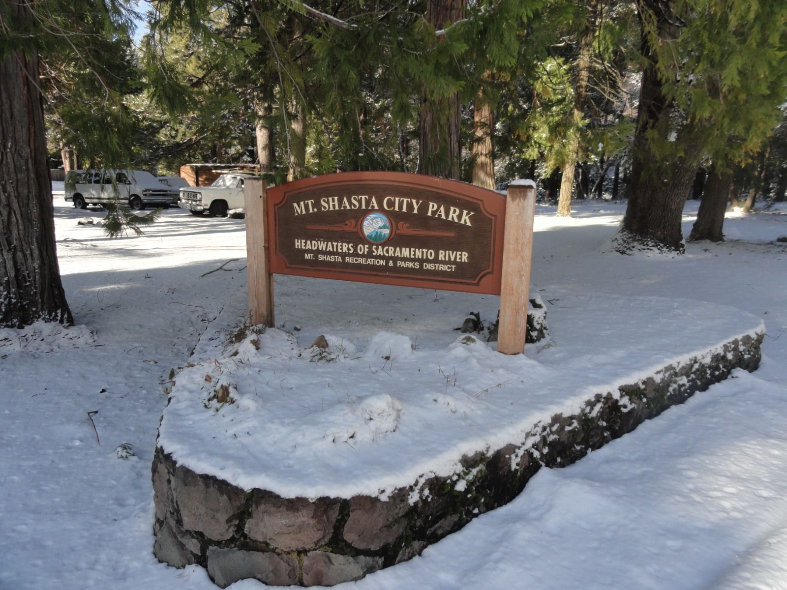 Dos personas sentadas con las piernas cruzadas; cuencos cantores dorados en el suelo.