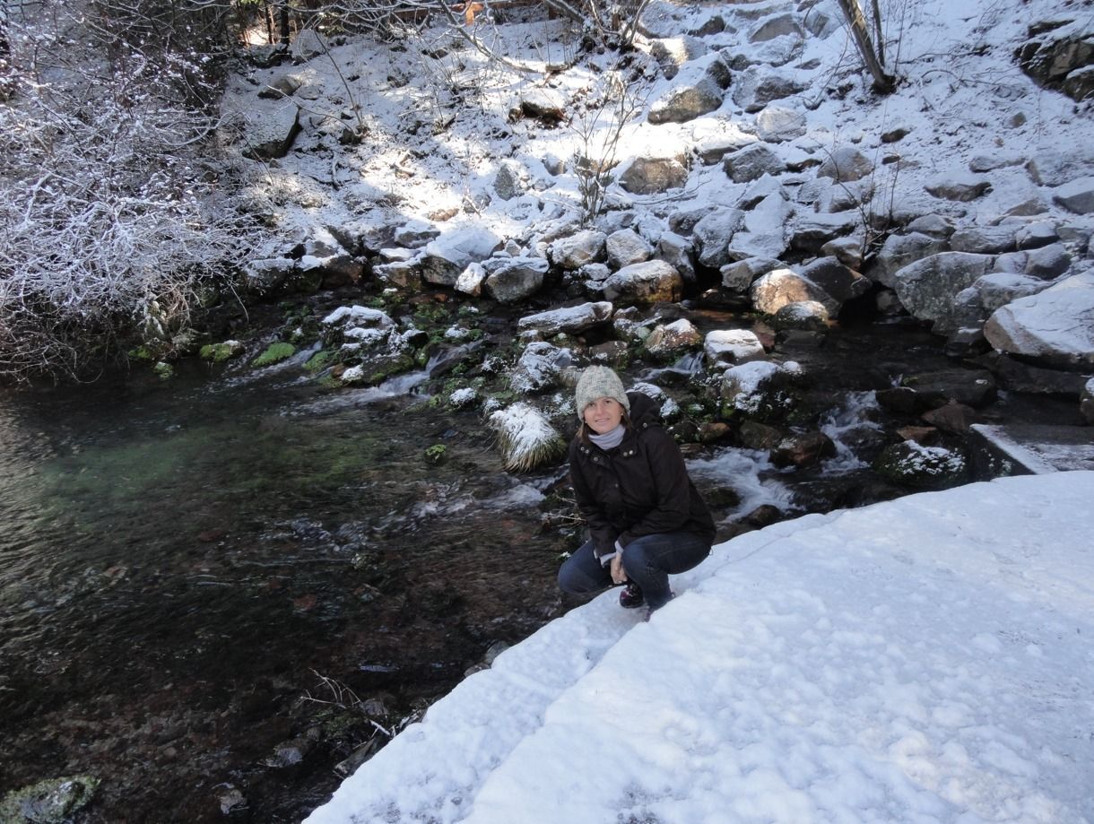 Persona recibiendo terapia de sonido con un cuenco cantor.