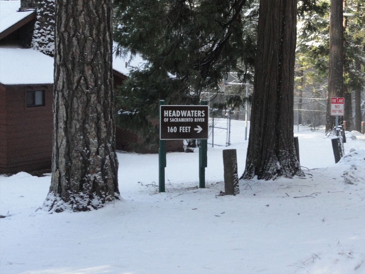 Persona recibiendo tratamiento de sanación energética; manos flotando sobre el pecho.