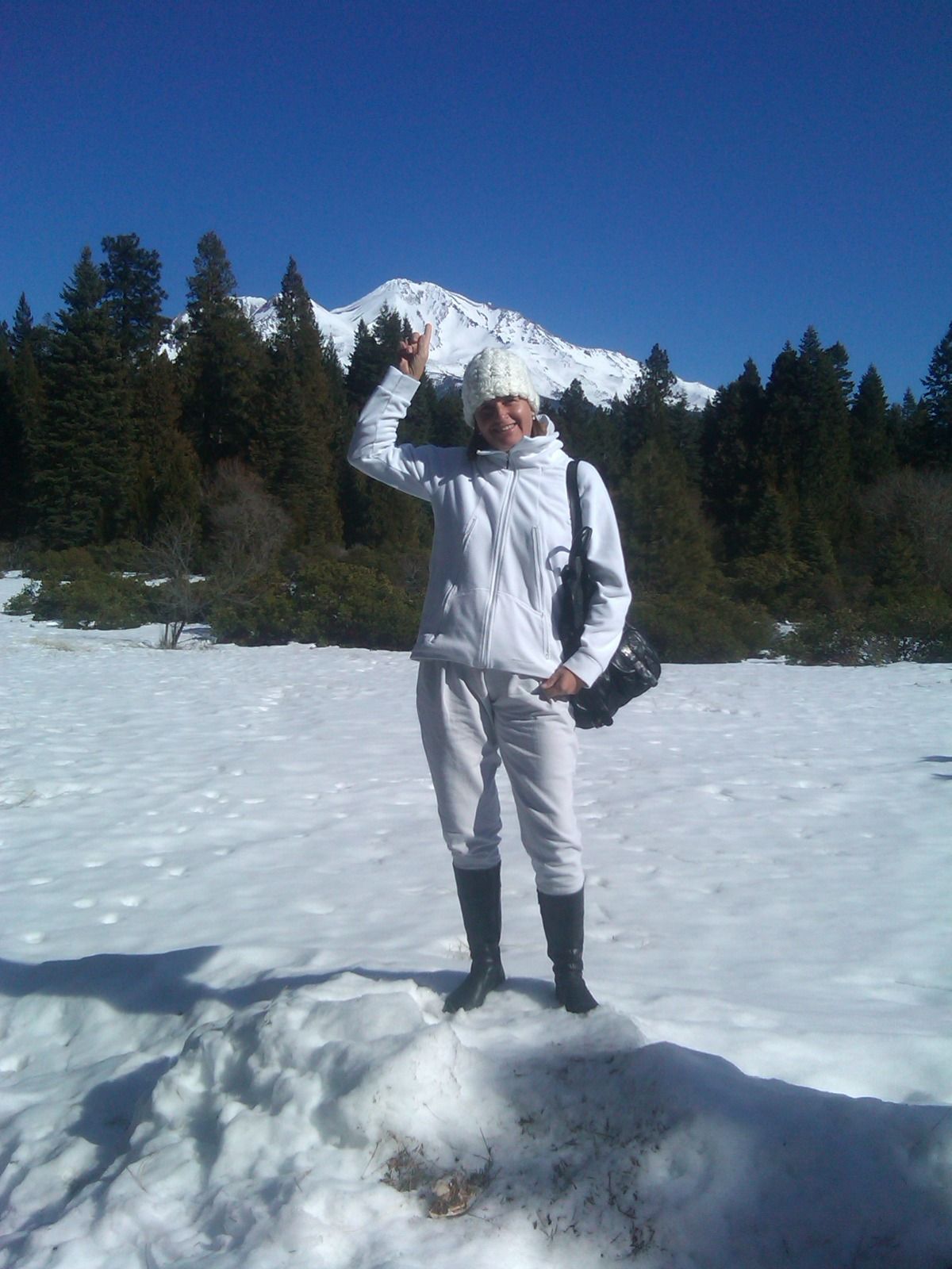 Mujer recibiendo tratamiento de sanación energética; practicante con las manos arriba, luz brillante.