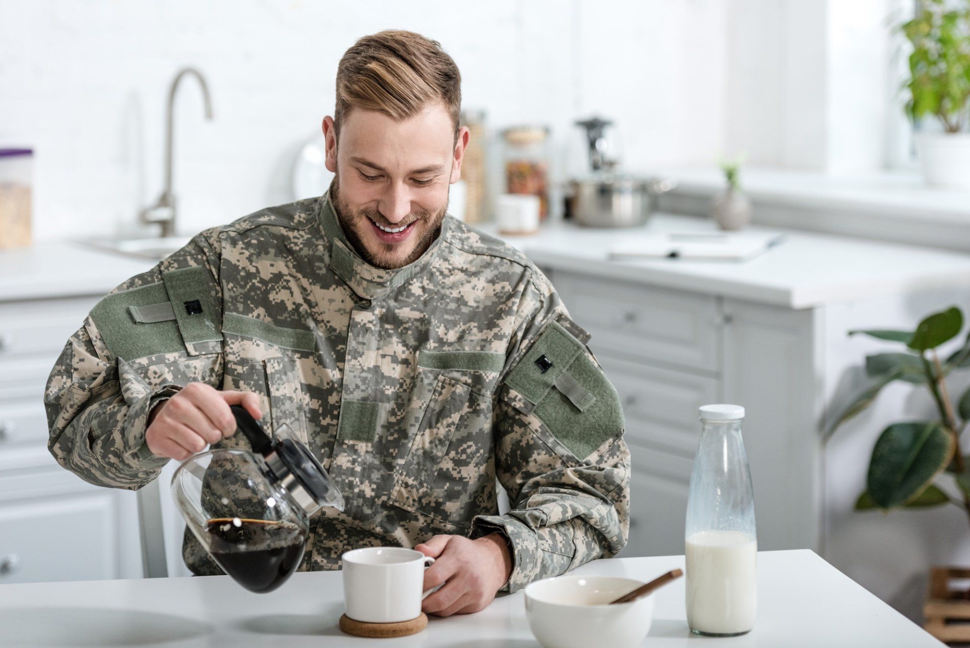 Армейской кофе. Кружка солдат. Кружка Военная. Военный с чашкой кофе. Солдат пьет кофе.