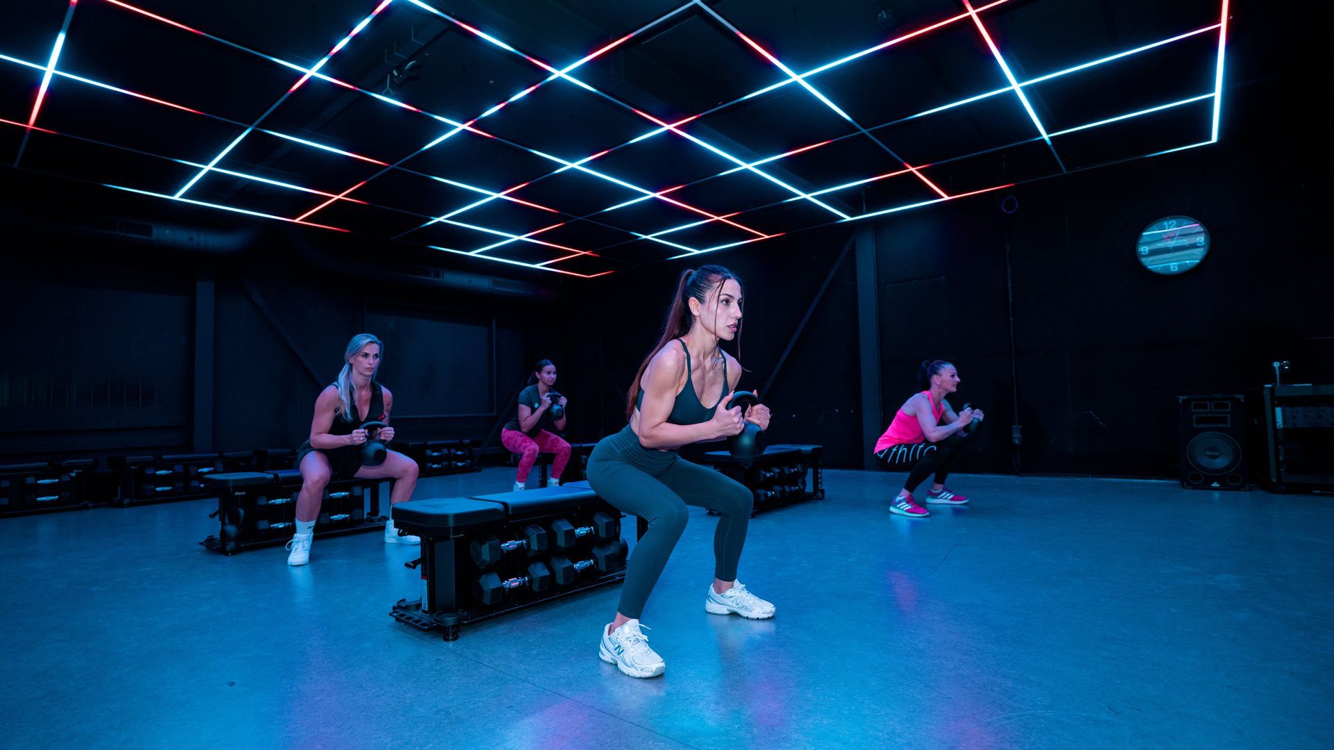 Een persoon tilt een halter op in een sportschool.