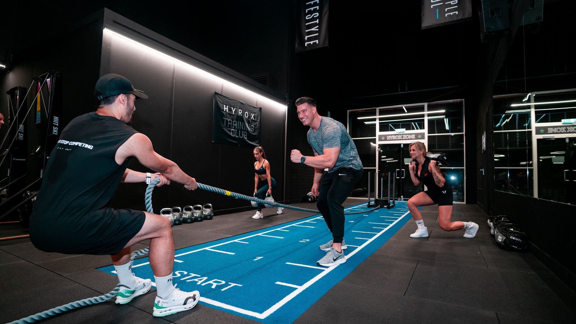Een groep mensen doet oefeningen met pilatesballen in een sportschool.