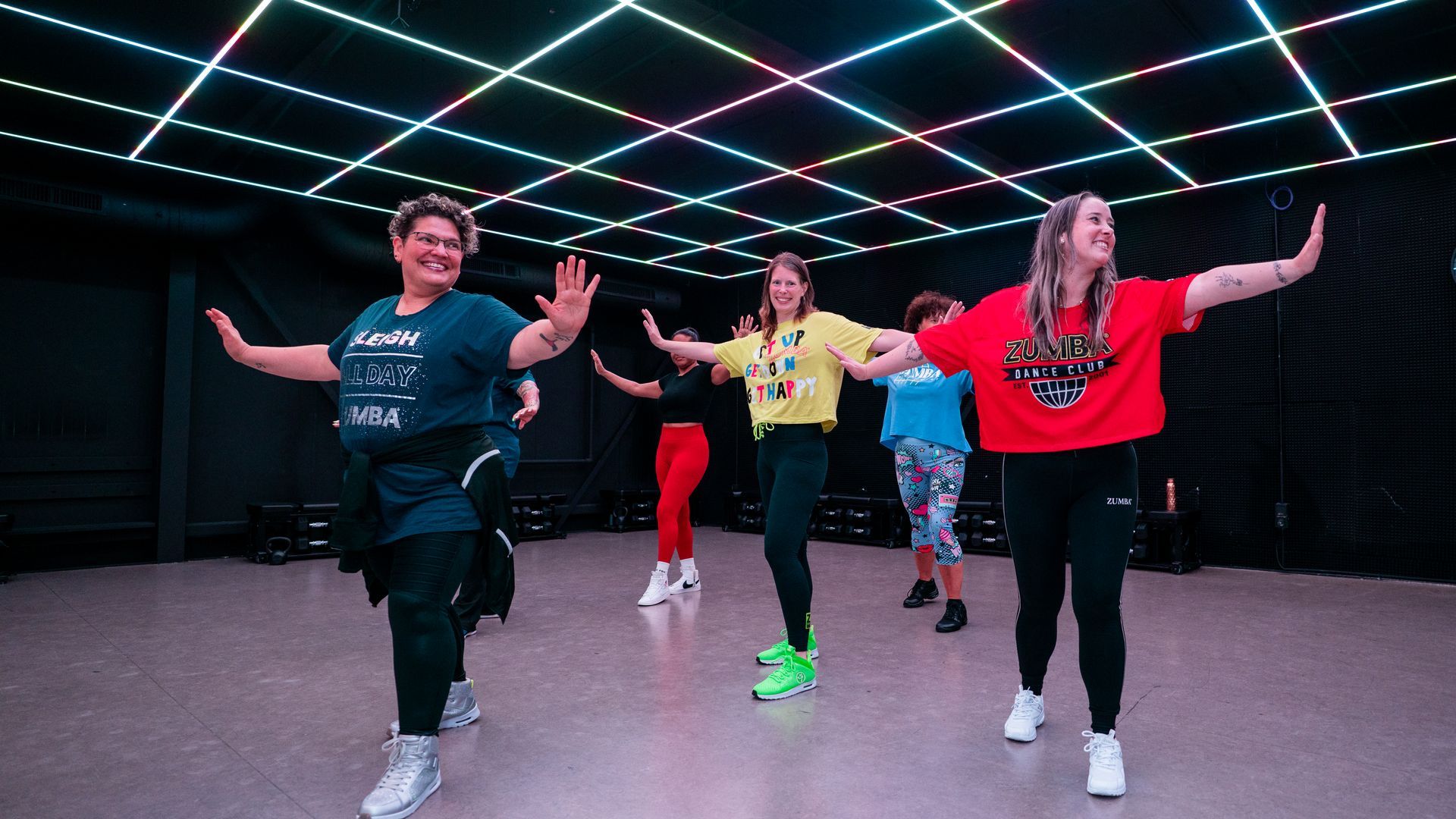 Een persoon tilt een halter op in een sportschool.