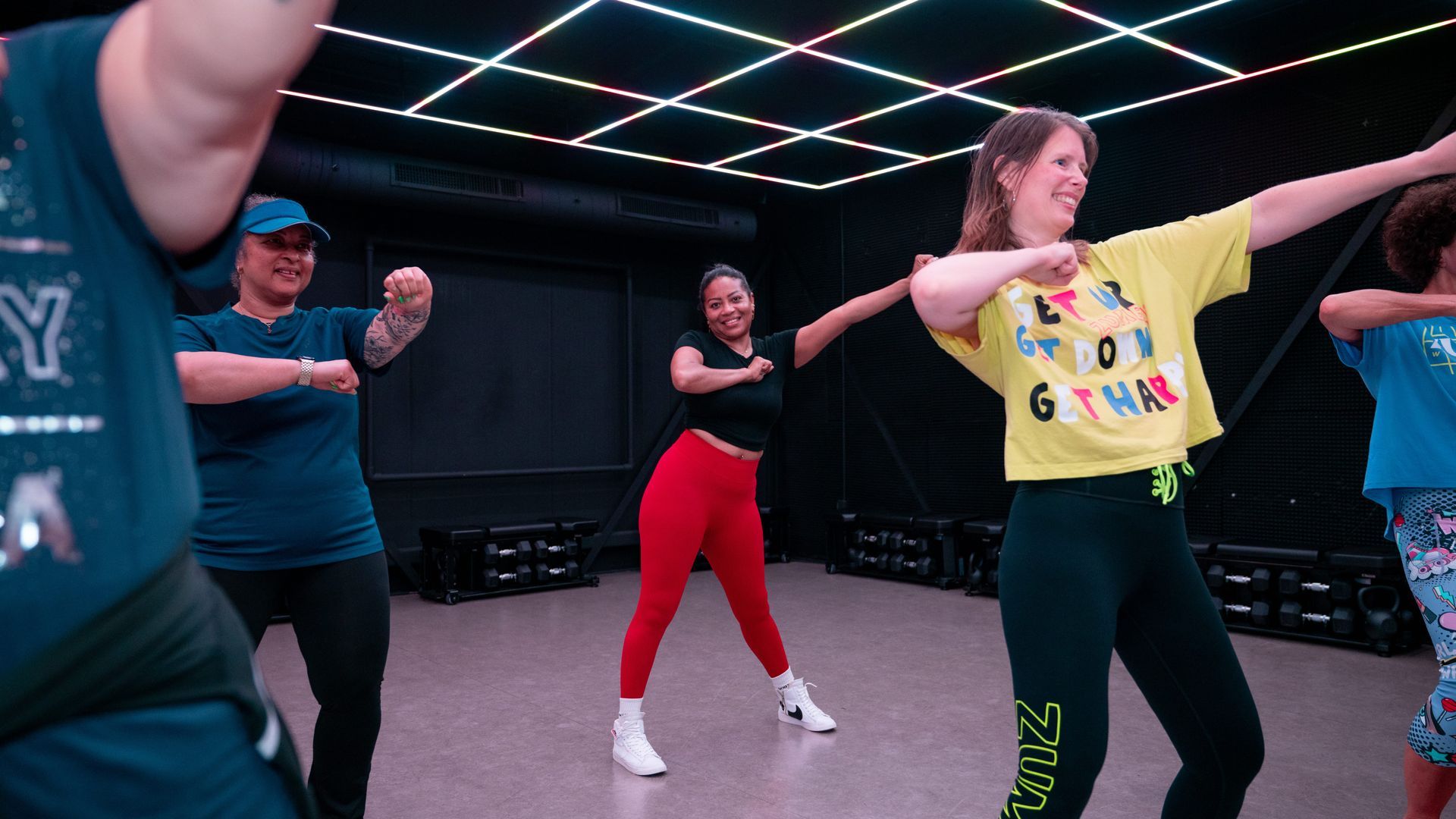 Een persoon tilt een halter op in een sportschool.