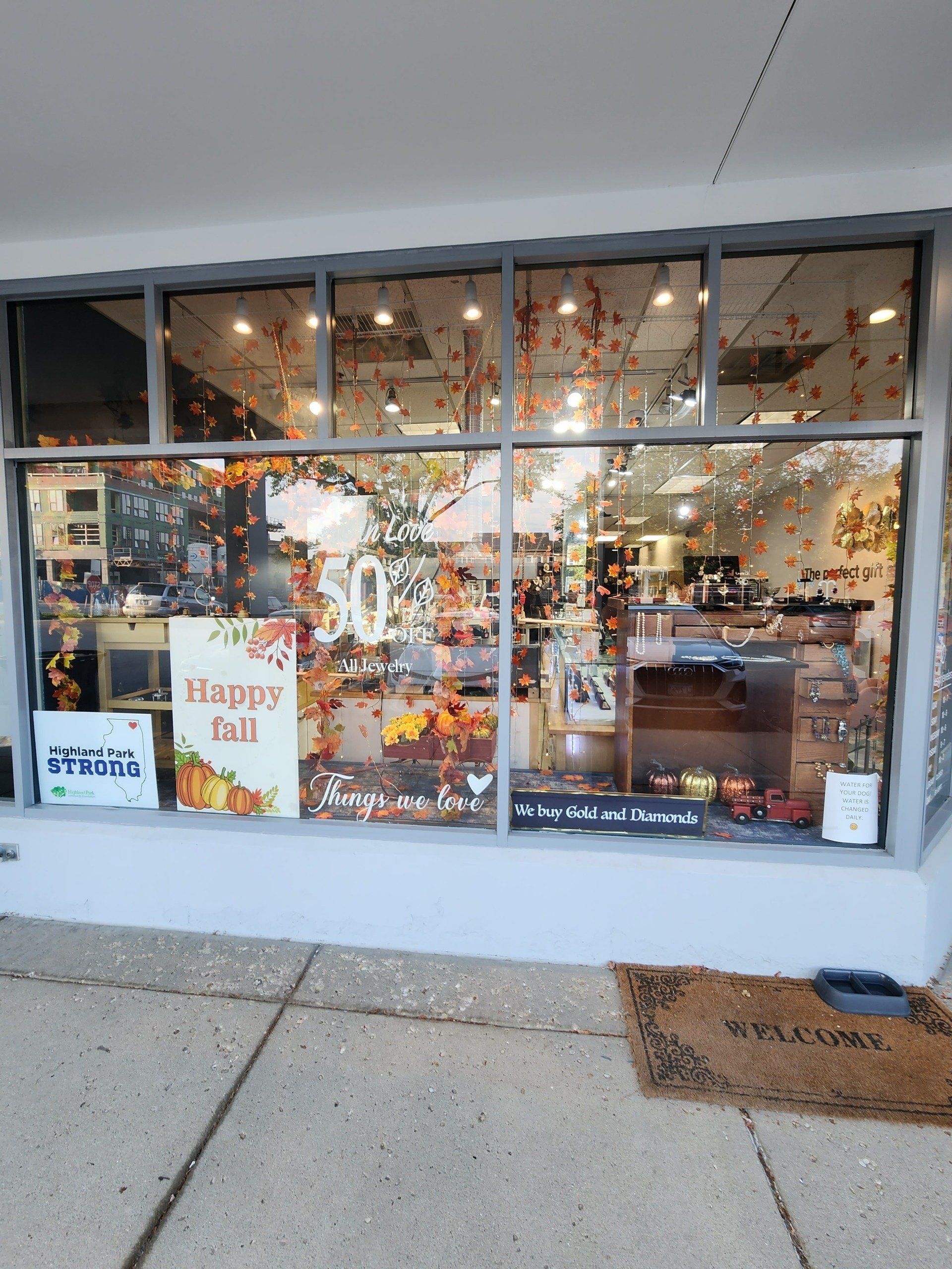 A store window with a sign that says `` ready for fall ''