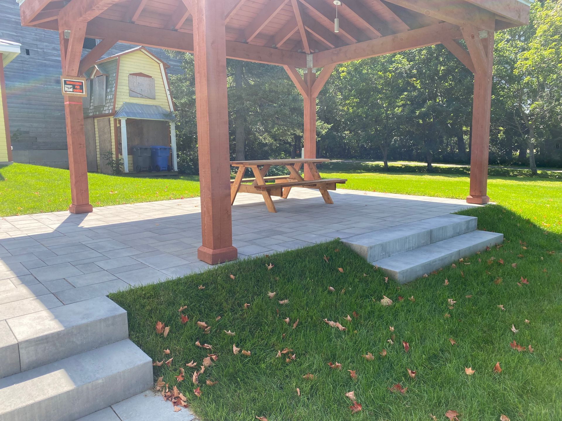 Un belvédère en bois avec une table de pique-nique en dessous