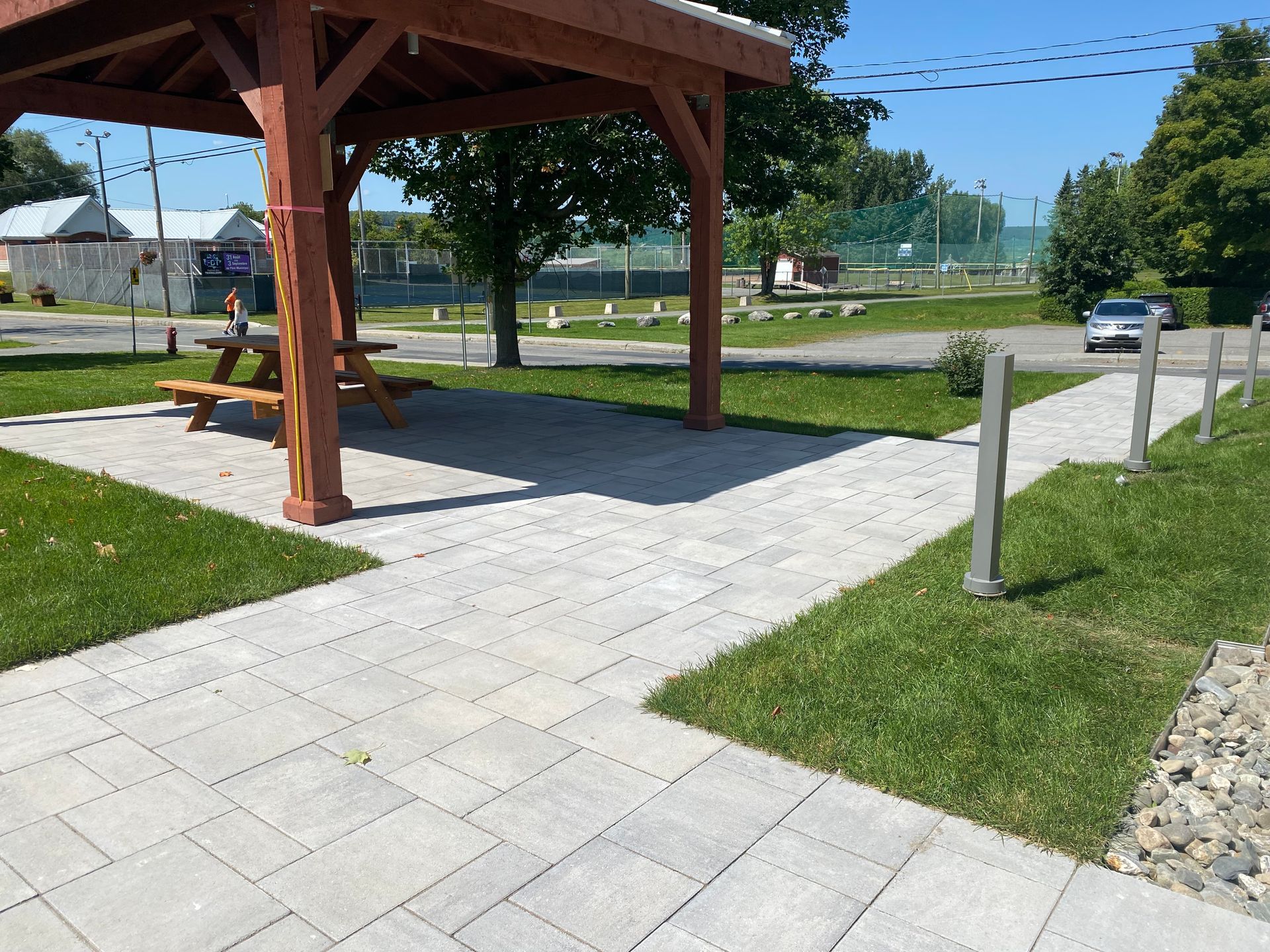 Un belvédère en bois avec une table de pique-nique en dessous