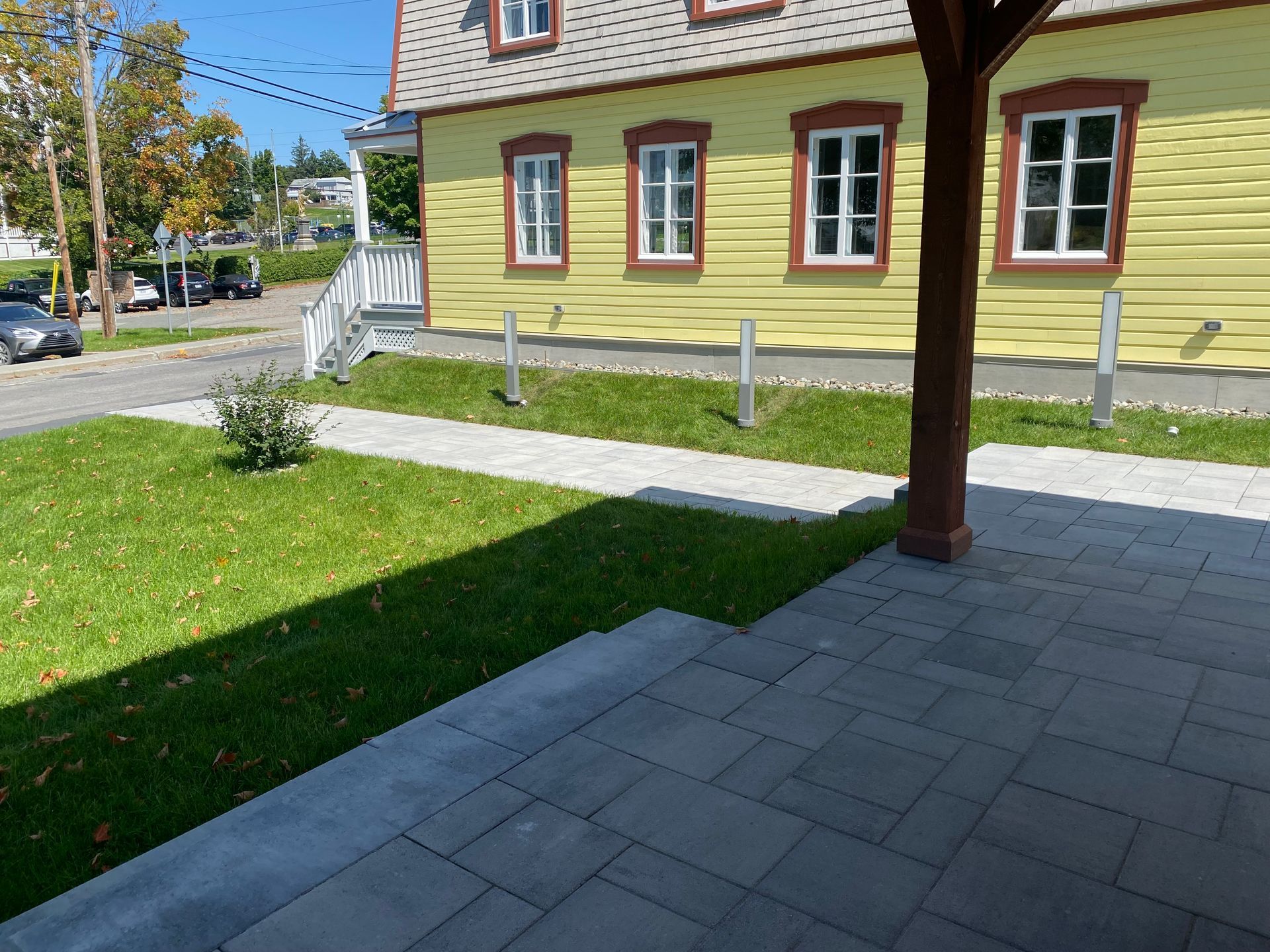 Une maison jaune avec un patio devant